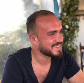 <em>Carlos Farías</em>